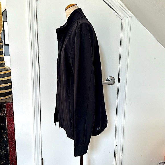 NWOT! Men's Uniqlo Lightweight Jacket! - Picture 2 of 8